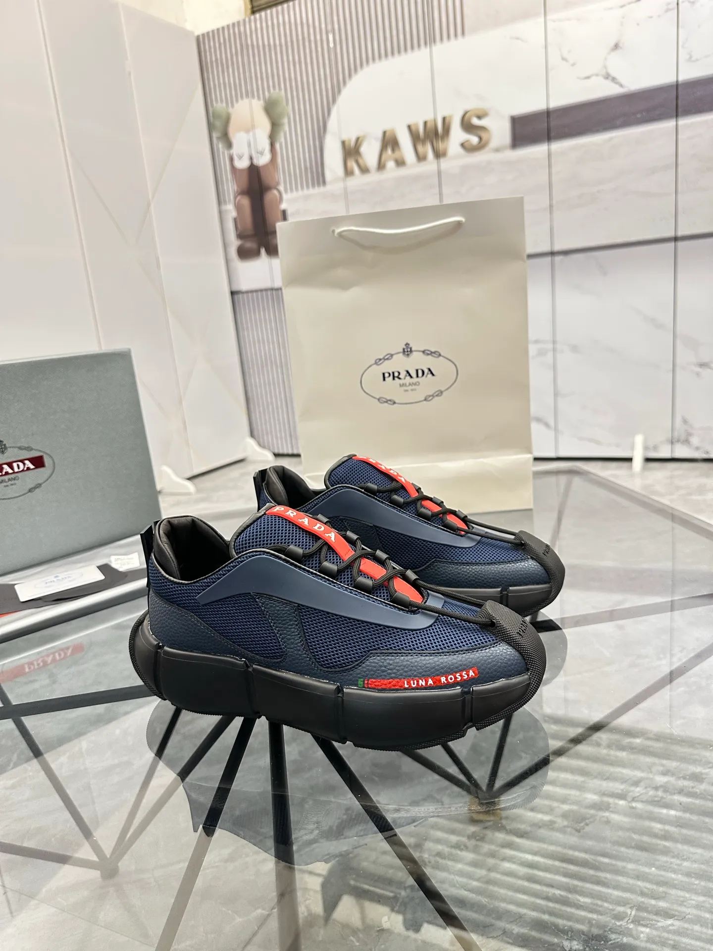 Men's shoes: 💰P500¥ High-end, complete package Product trademark: Prada *"Prada*" low-top casual shoes Regular size: 38-44 (can be customized to 45.46) Couple style Product materials: Upper imported cowhide stitched with original fabric, sheepskin lining, original outsole. Number: 846
